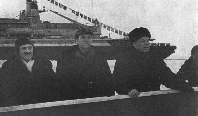 17 августа 1977 года. Северный полюс. Справа налево: Т. Б. Гуженко, К. Н. Чубаков, Ю. С. Кучиев.