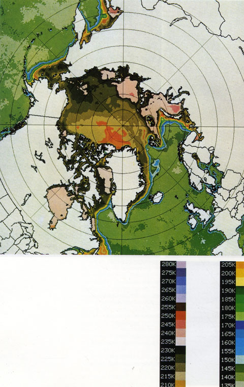 Воспроизведенное здесь компьютерное изображение микроволнового излучения, измеренного спутником 'Нимбус-5', показывает разницу размеров ледяного покрова в Арктике зимой (слева) и летом (вверху). Микроволновую радиацию излучают и суша, и морской лед, и океан, но в разной степени. Наиболее интенсивно излучает суша, морской лед - несколько слабее, океан стоит на последнем месте, так как его поверхность отражает микроволны обратно в воду. Микроволновое излучение измеряется в соответствии со шкалой радиационных температур. Цвет, соответствующий 150 К, отображает молодой лед, который составляет 15 процентов ледяного покрова. При 235 К ледяной покров уже сплошной. Обратите внимание на то, что наибольший цветовой контраст - у кромки льда, где морской лед соприкасается с открытой водой