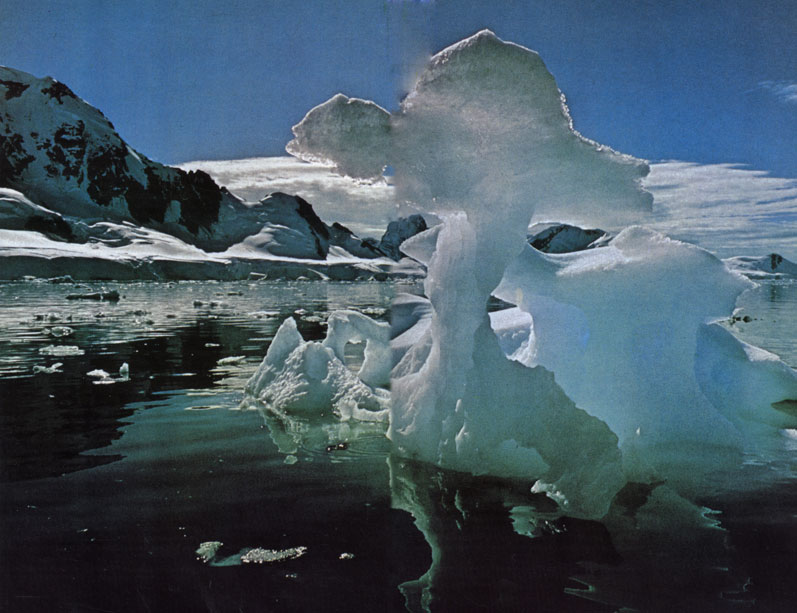 Естественные ледяные скульптуры в Антарктике, образованные эрозионной деятельностью волн. По мере того как айсберг тает, или 'гниет', его центр тяжести перемешается, он становится неустойчивым и в конце концов опрокидывается