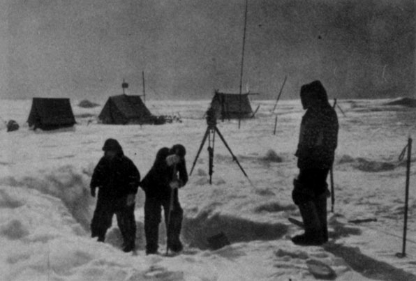 Долбим лунку. Скоро Ширшов опустит в нее свои приборы, и наука получит первую информацию о структуре водной толщи Ледовитого океана. (6 июня 1937 г.).