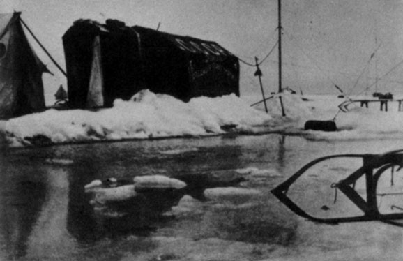 Лето в разгаре. На нашей льдине образовались большие пресные озера. (Конец июля 1937 г.).