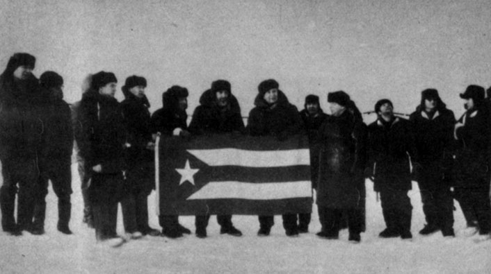Флаг Кубы на СП-19. У флага - слева направо: Давид, Хименес, Сидоренко, Федоров. (Апрель 1972 г.).